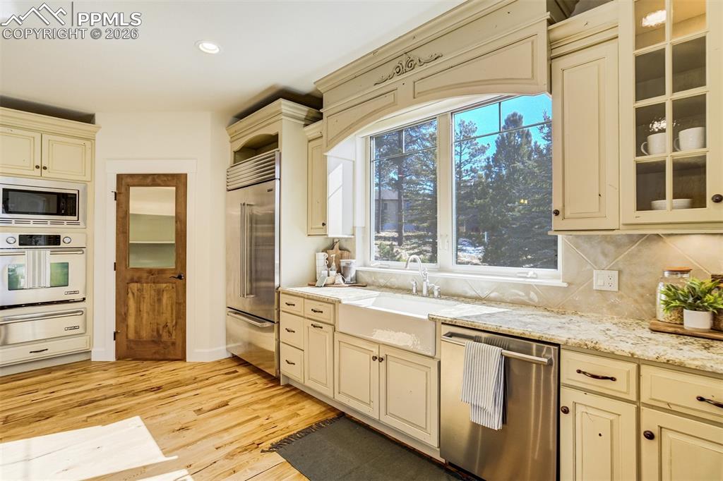 Image 11 of 50: Kitchen