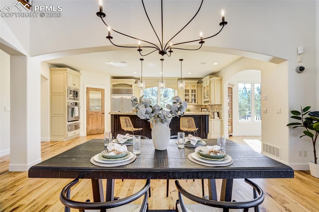 Image 15 of 50: Dining Area