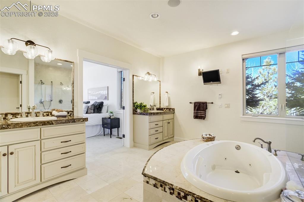 Image 21 of 50: Bathroom