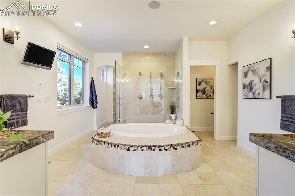 Image 22 of 50: Bathroom