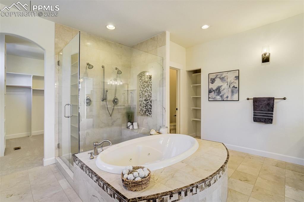 Image 23 of 50: Bathroom