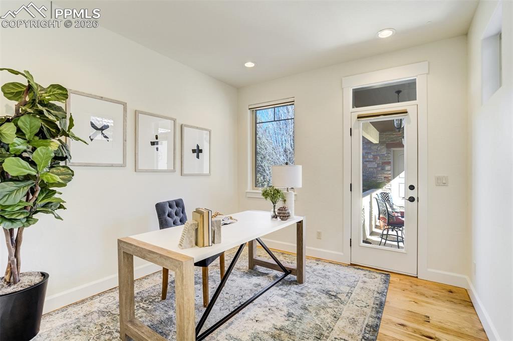 Image 24 of 50: Office