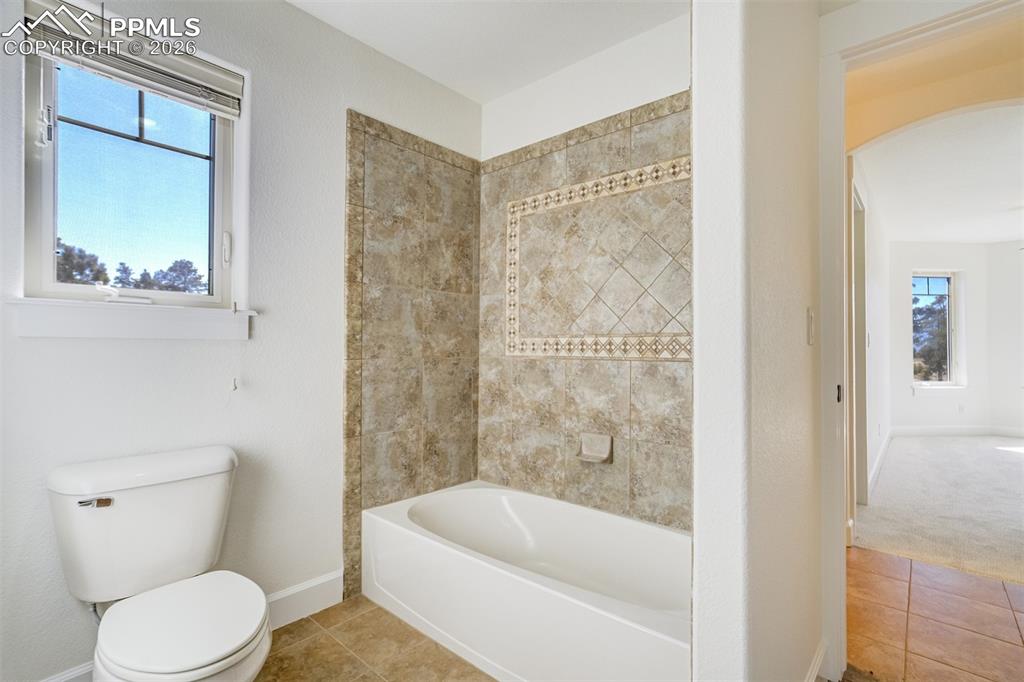 Image 30 of 50: en suite