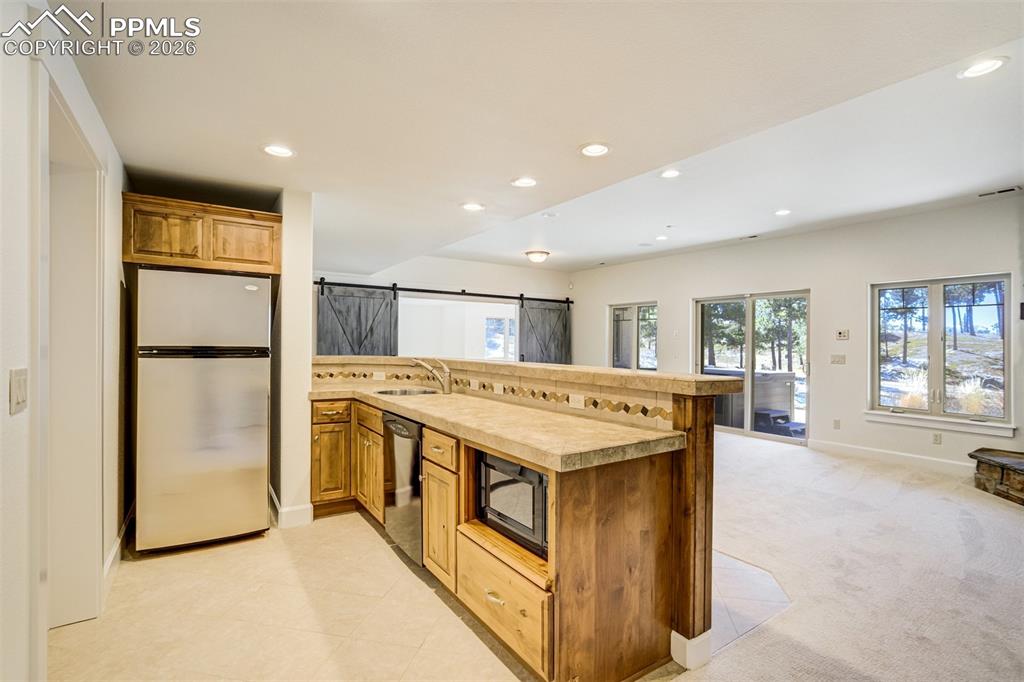 Image 33 of 50: Kitchen