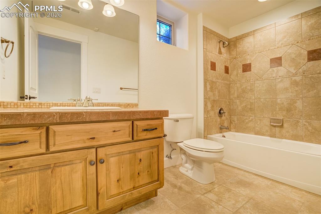 Image 39 of 50: Bathroom