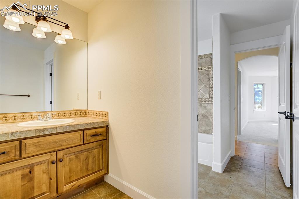 Image 41 of 50: Bathroom