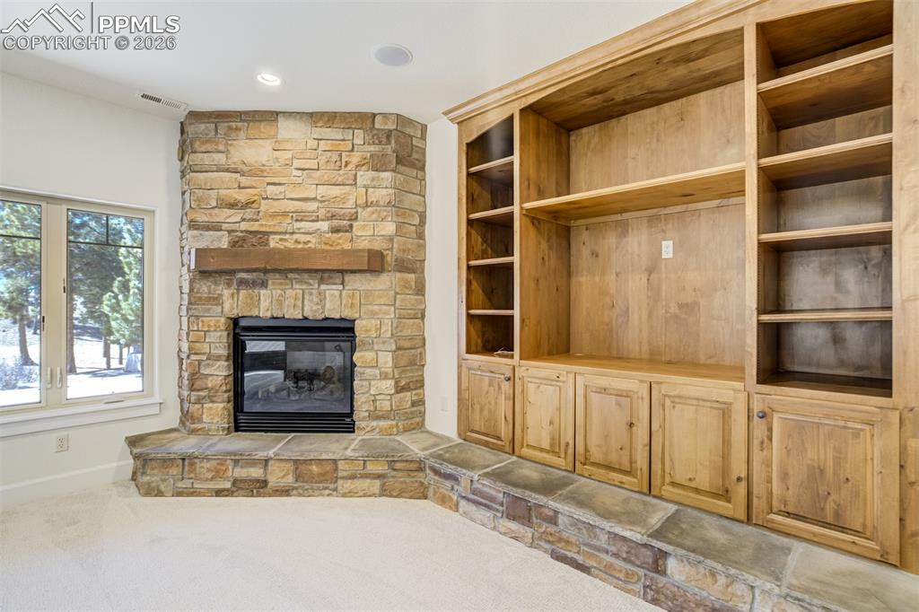 Image 44 of 50: Living Room