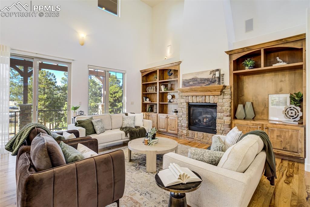 Image 6 of 50: Living Room