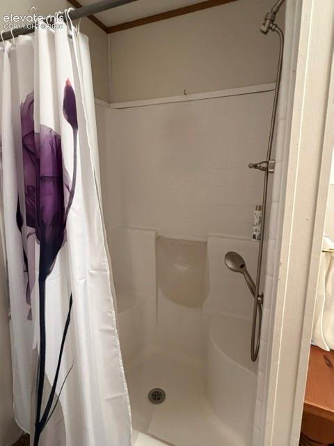 Image 33 of 39: Oversized shower with two small benches.
