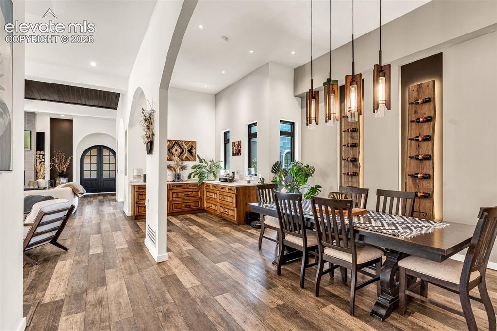 Image 15 of 50: Dining Area