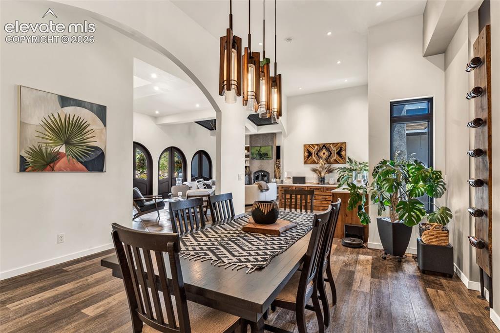 Image 16 of 50: Dining Area
