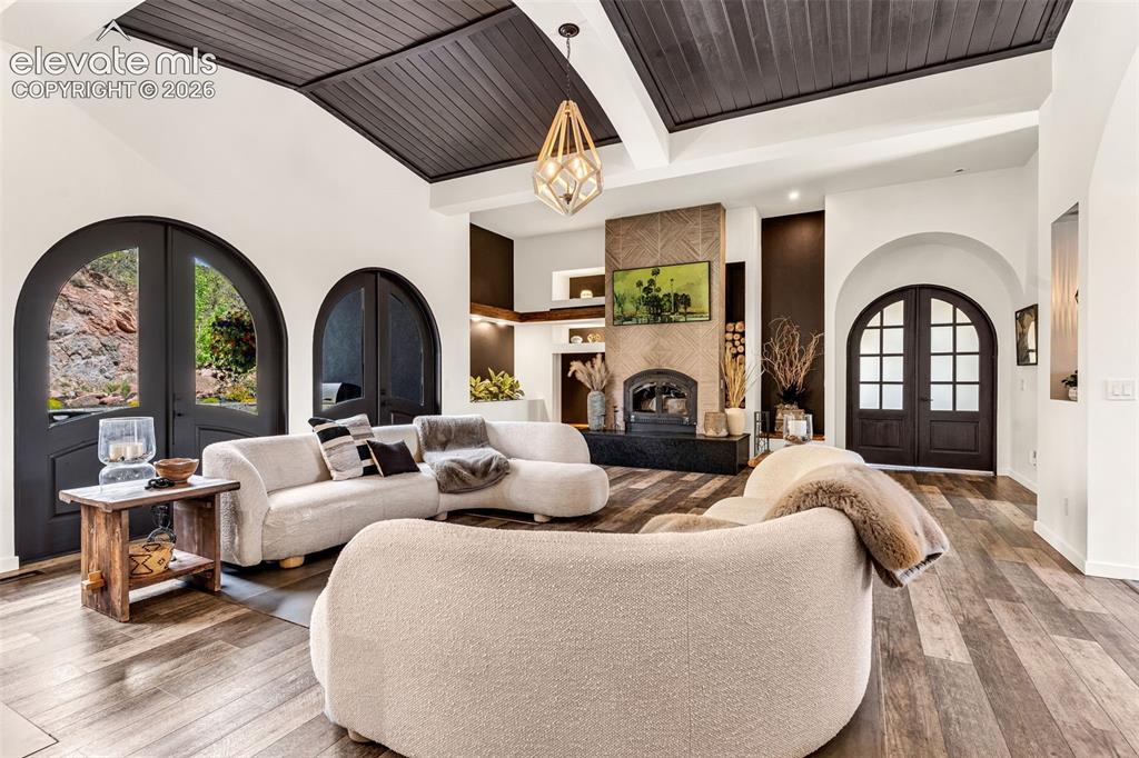 Image 8 of 50: Living Room