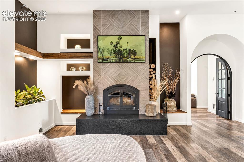 Image 9 of 50: Living Room