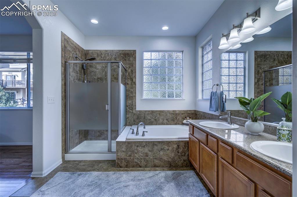 Image 26 of 38: 5-piece with soaking tub