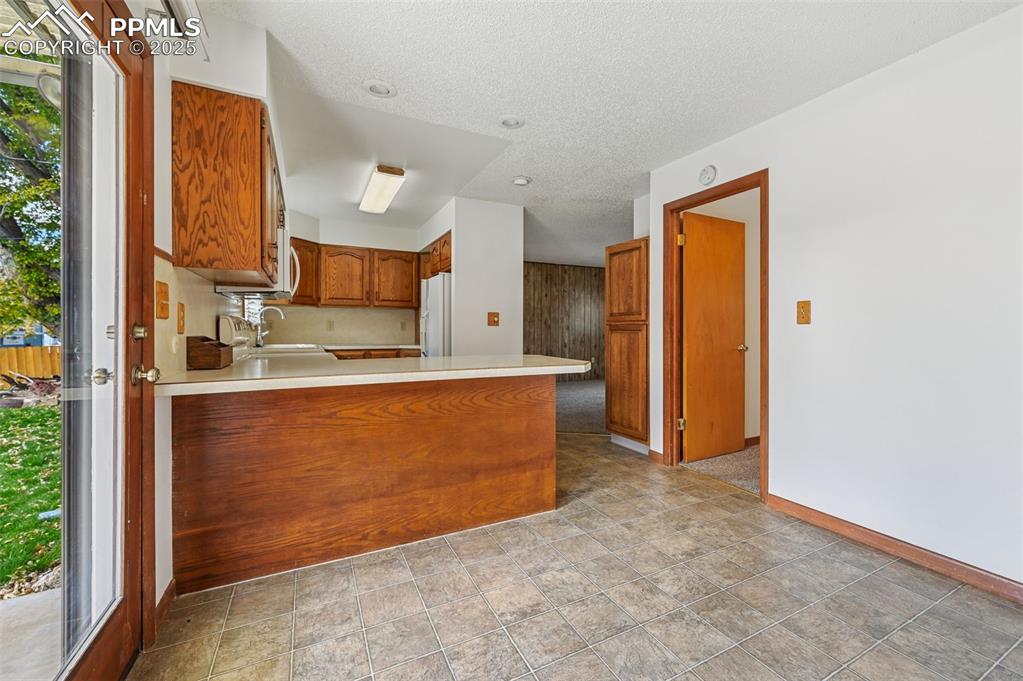 Image 10 of 22: Kitchen