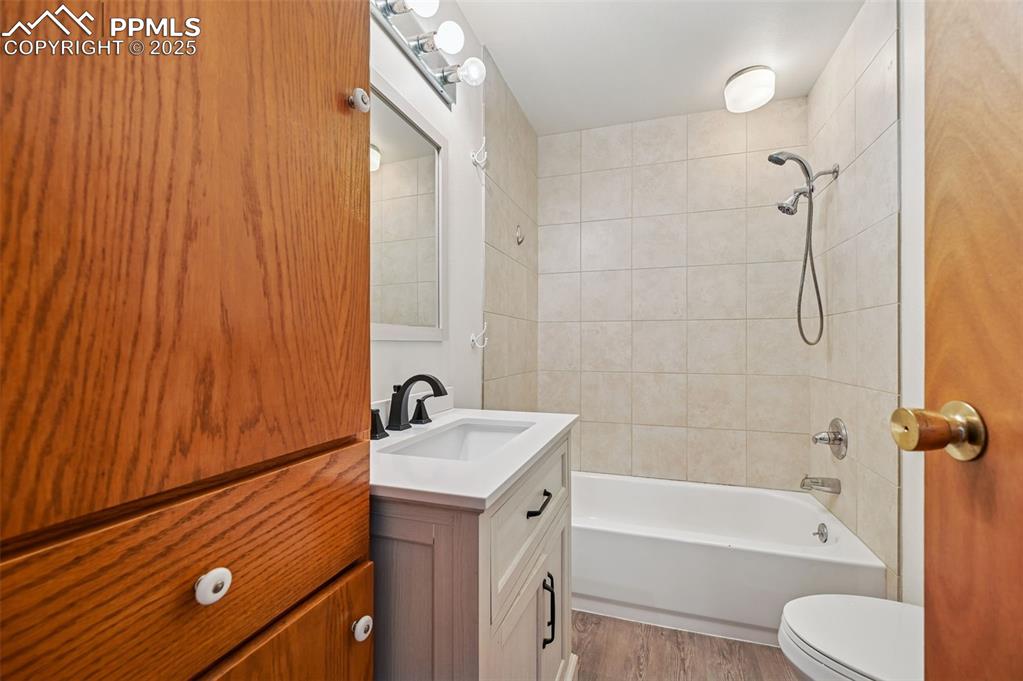 Image 18 of 22: Bathroom