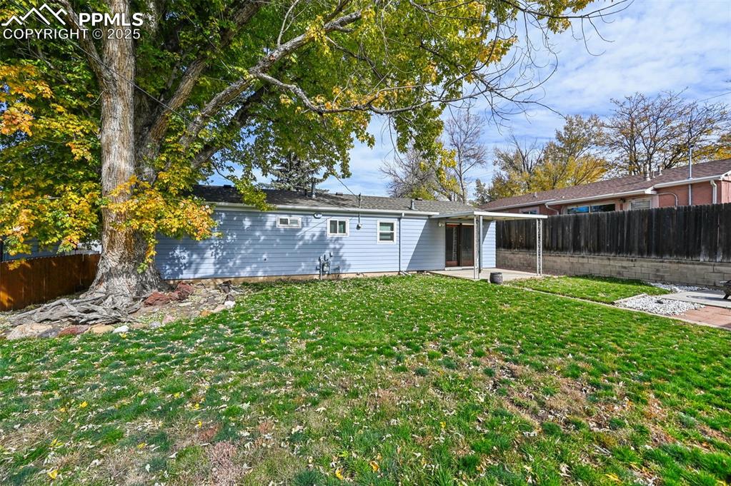 Image 20 of 22: Back of Structure