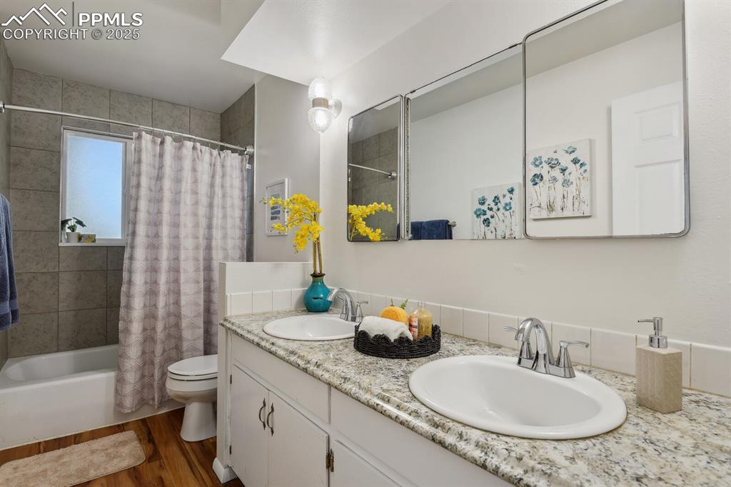 Image 18 of 29: Bathroom