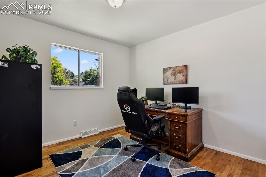 Image 19 of 29: Office