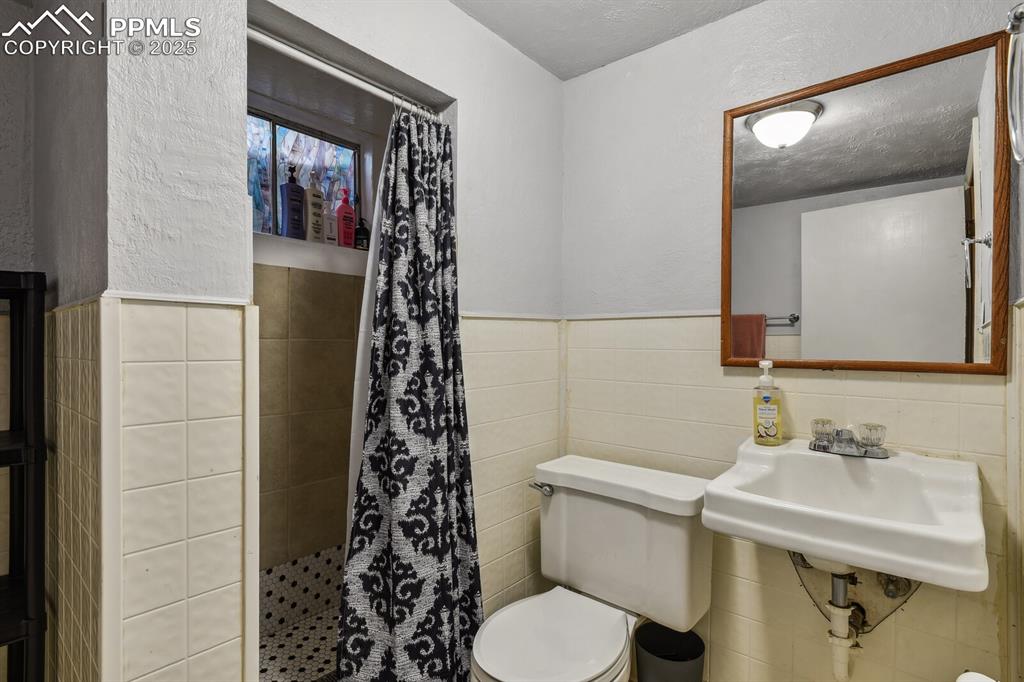 Image 21 of 29: Bathroom