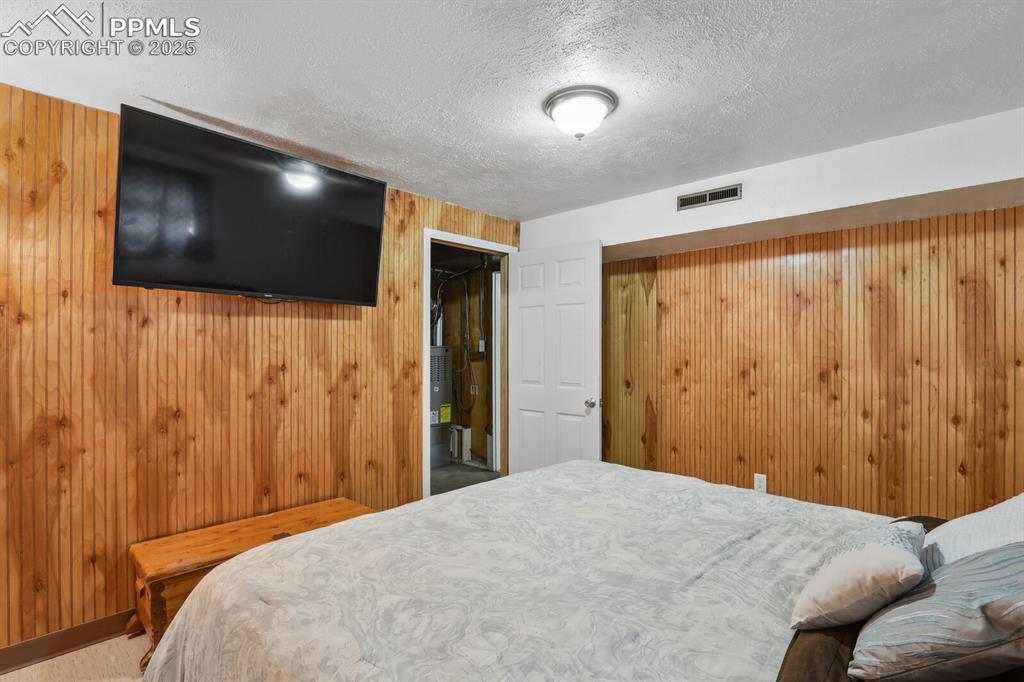 Image 24 of 29: Bedroom