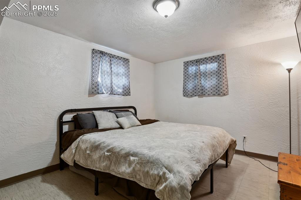 Image 27 of 29: Bedroom