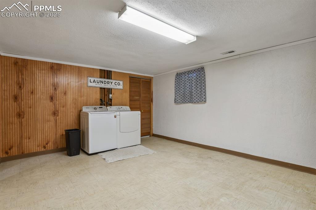 Image 28 of 29: Laundry