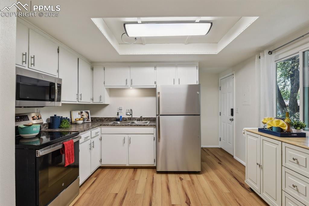 Image 8 of 29: Kitchen