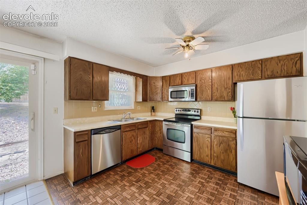 Image 10 of 28: Kitchen