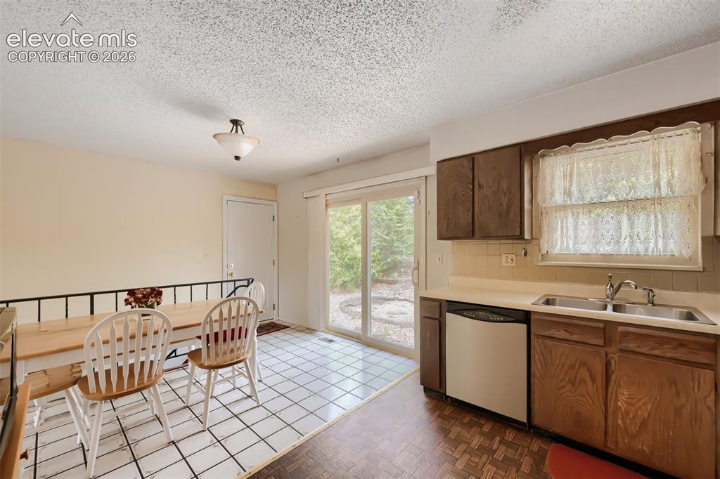 Image 11 of 28: Kitchen
