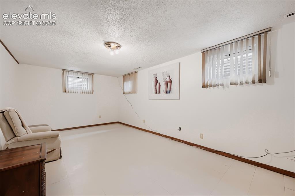 Image 21 of 28: Family Room