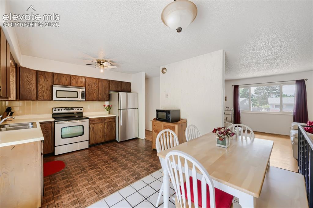 Image 9 of 28: Kitchen