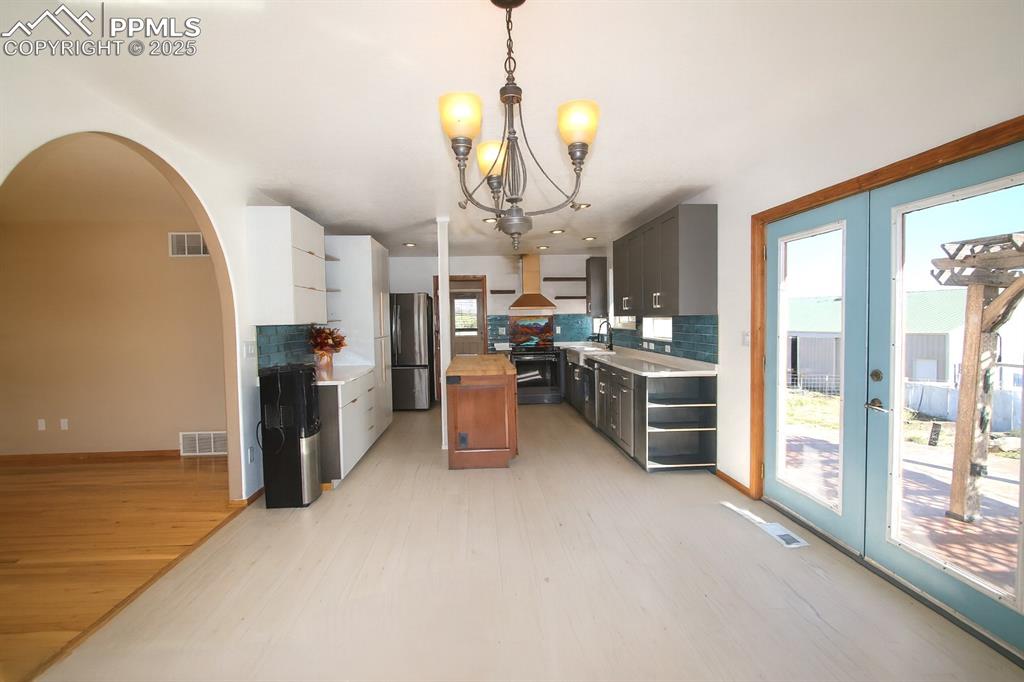 Image 10 of 49: Kitchen