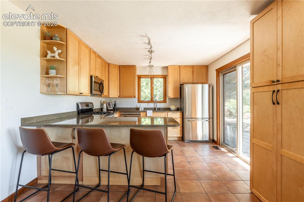 Image 10 of 50: Kitchen
