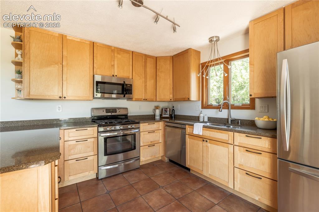 Image 11 of 50: Kitchen