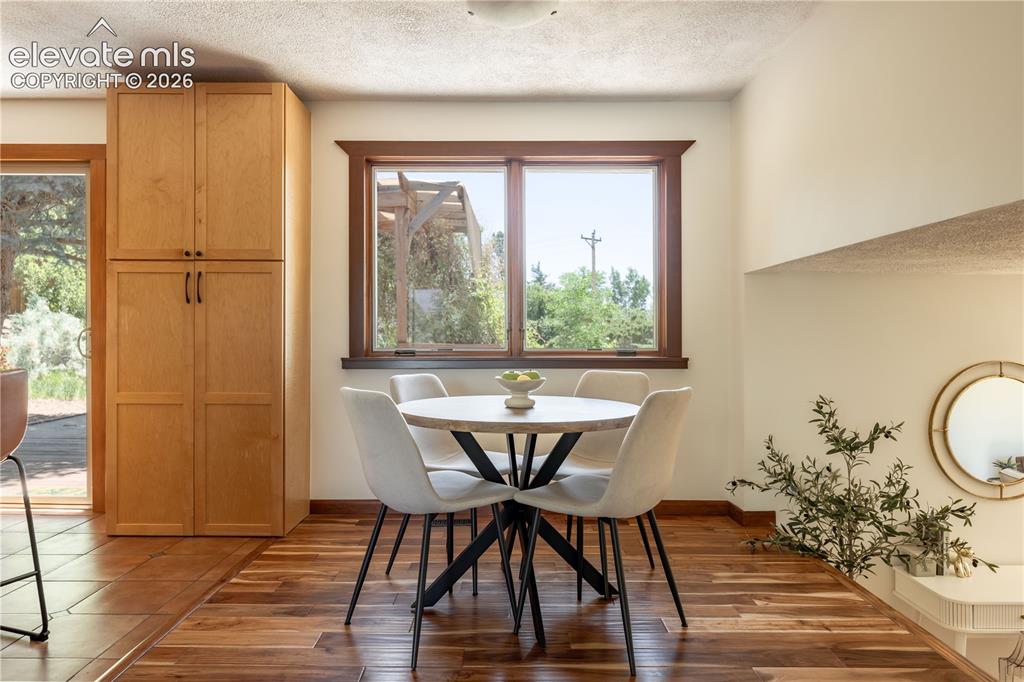 Image 13 of 50: Dining Area