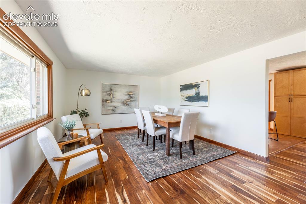Image 8 of 50: Dining Area