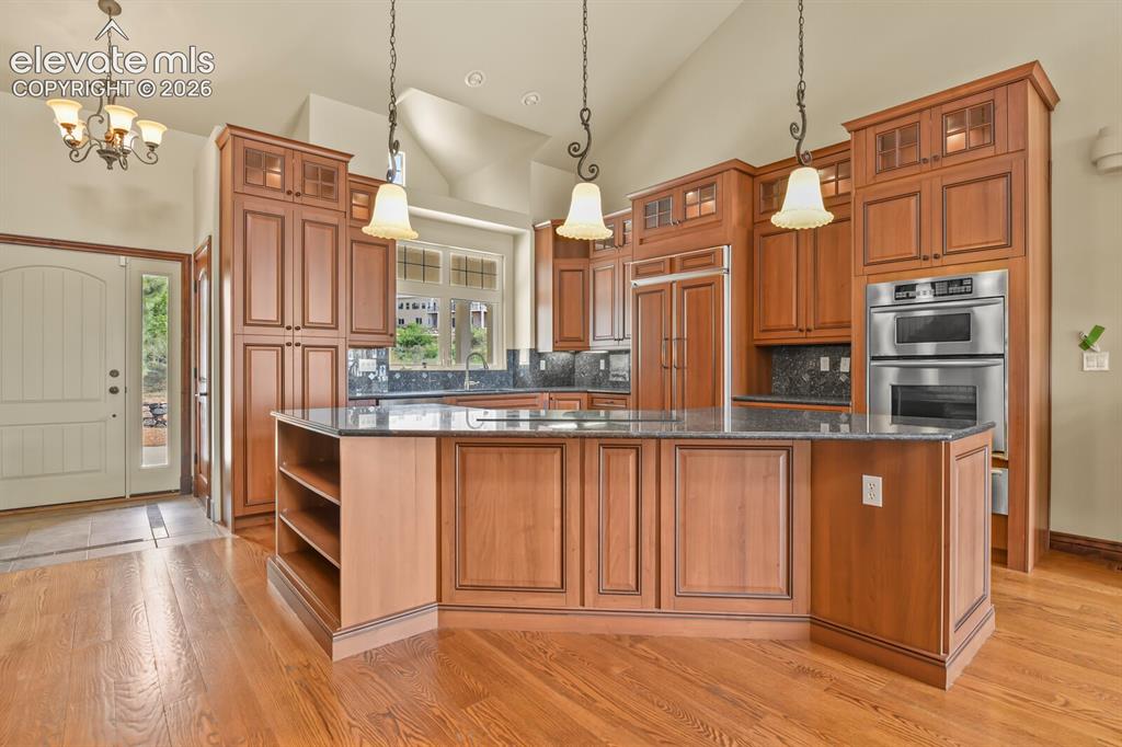 Image 4 of 33: Entryway leading into kitchen