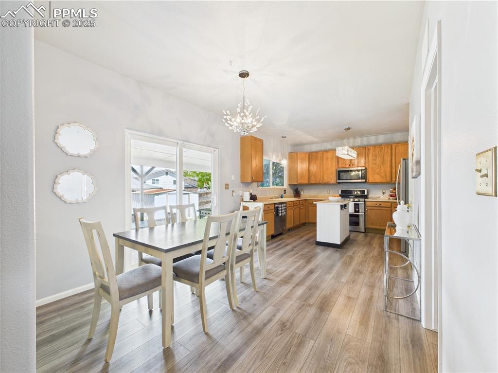 Image 15 of 50: Dining Area