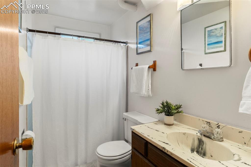 Image 22 of 29: Bathroom