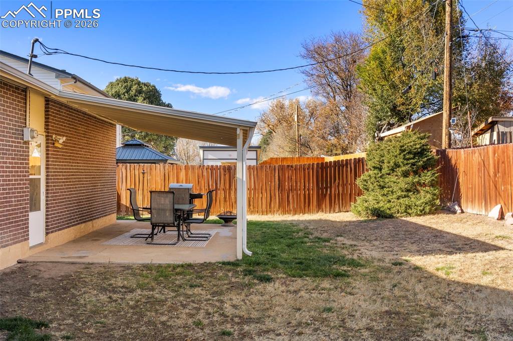 Image 26 of 29: Yard