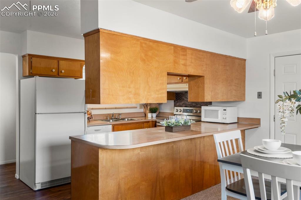 Image 7 of 29: Kitchen