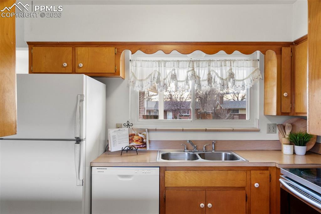 Image 8 of 29: Kitchen