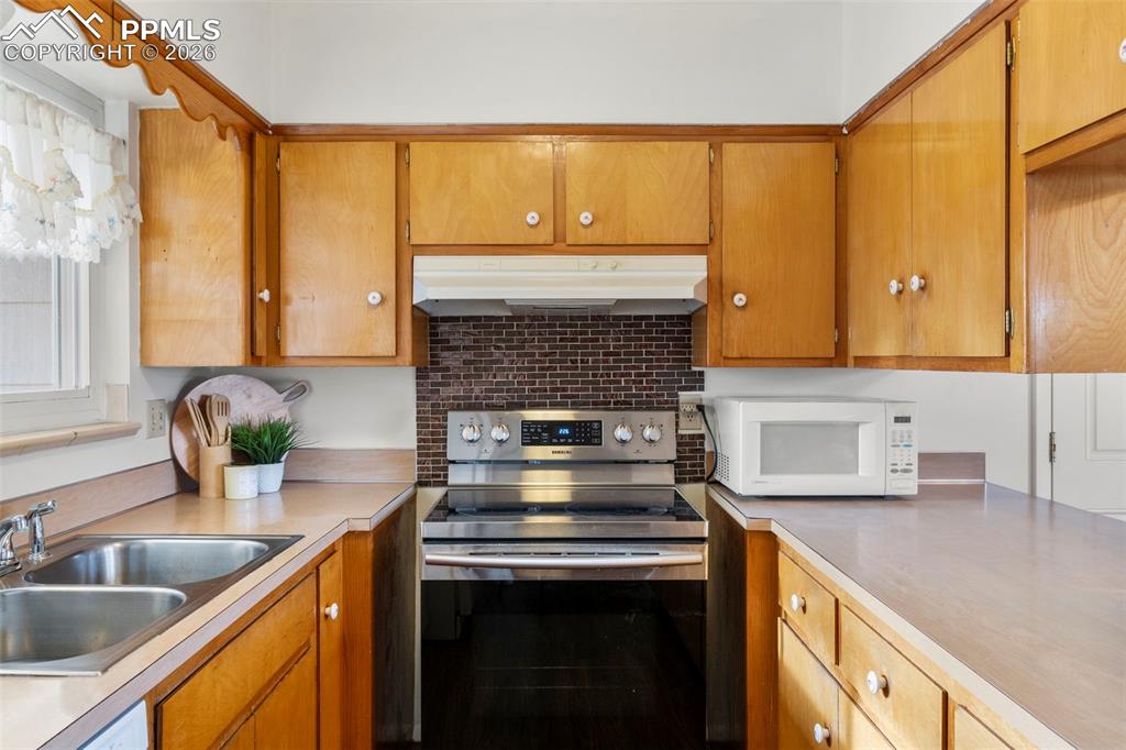 Image 9 of 29: Kitchen