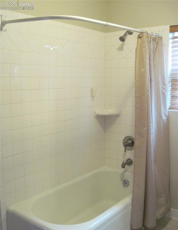 Image 19 of 44: Bathroom