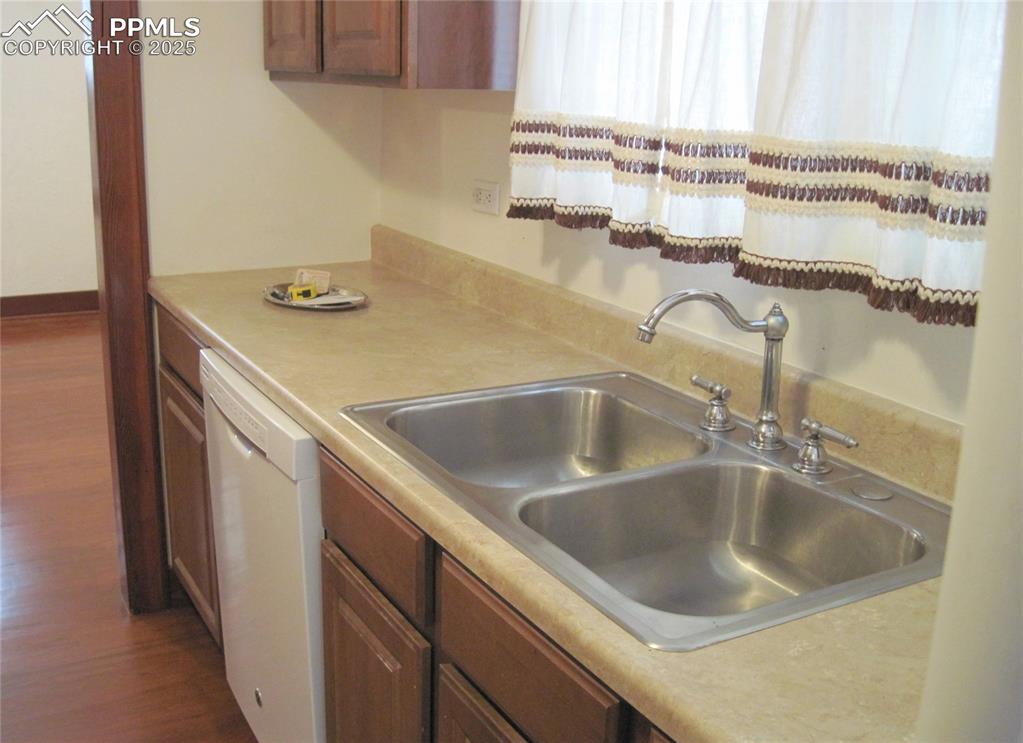 Image 20 of 44: Kitchen