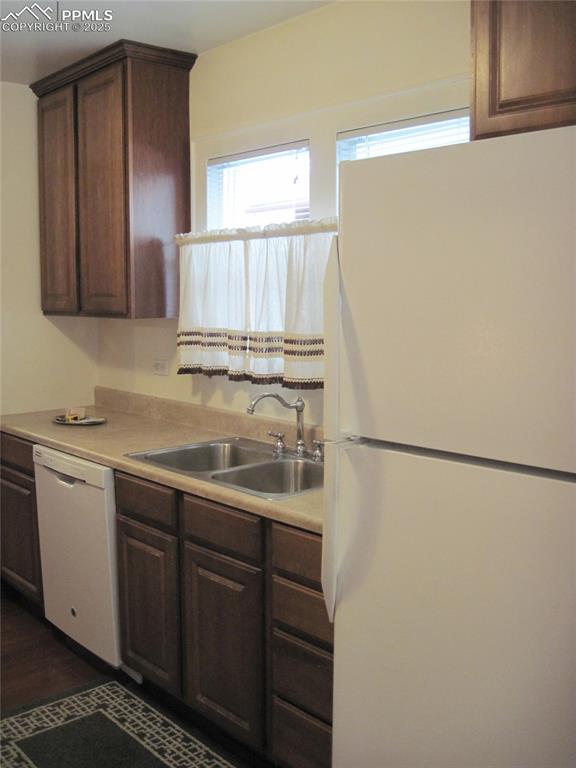 Image 21 of 44: Kitchen