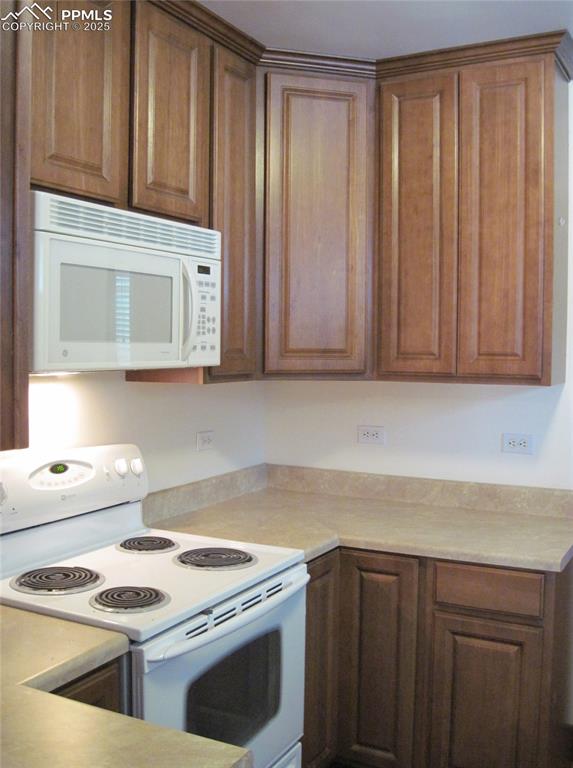 Image 22 of 44: Kitchen