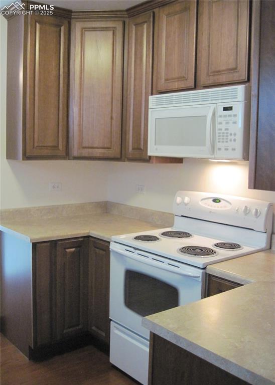 Image 23 of 44: Kitchen