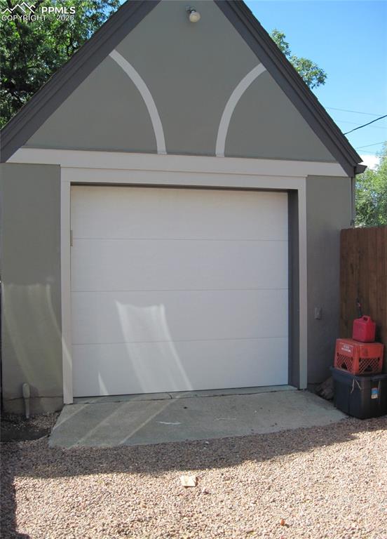 Image 37 of 44: Garage